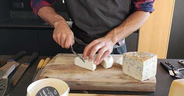 Com tallar els formatges tous i frescos?